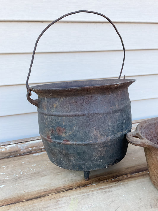 Antique Cast Iron Cauldron - Conjure Up Some Vintage Charm 🧙‍♀️✨