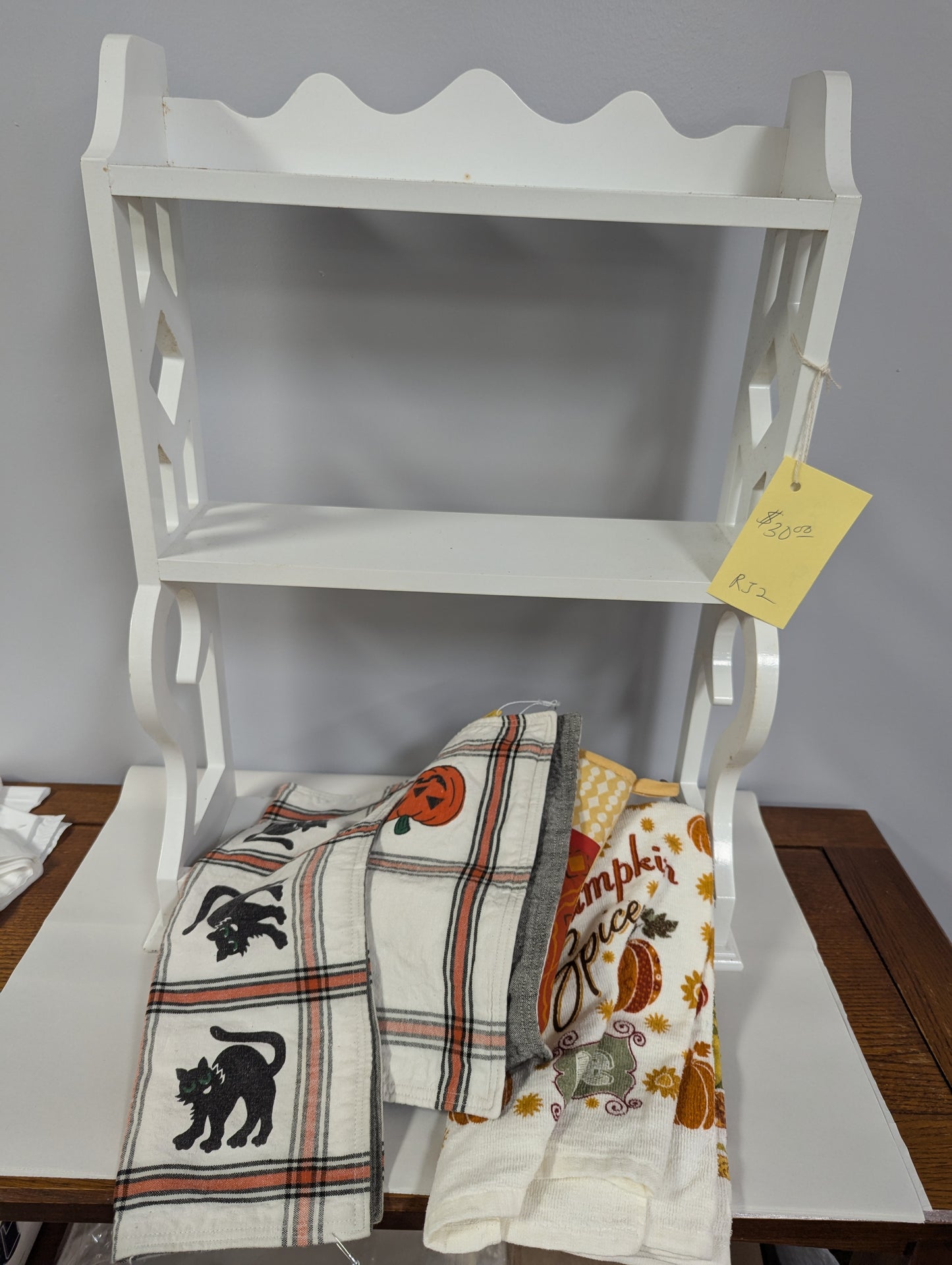 Shelf and Linen Lot